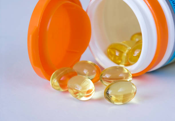 魚オイルのカプセル - fish oil pill healthy lifestyle protection ストックフォトと画像