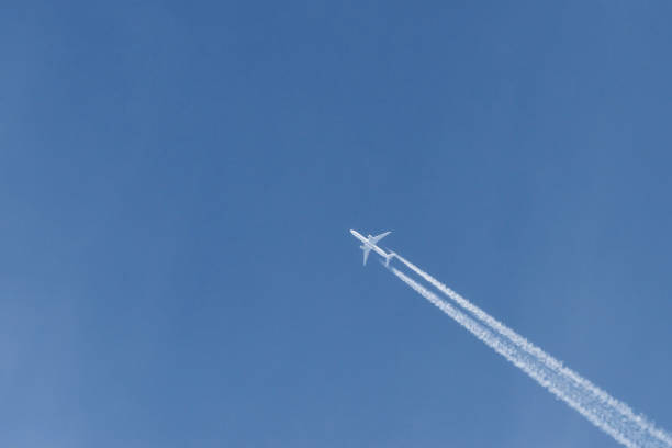晴れた日に青空を高く飛ぶ現代の飛行機。スピードとエネルギー - clear sky sky sunny day isolated ストックフォトと画像