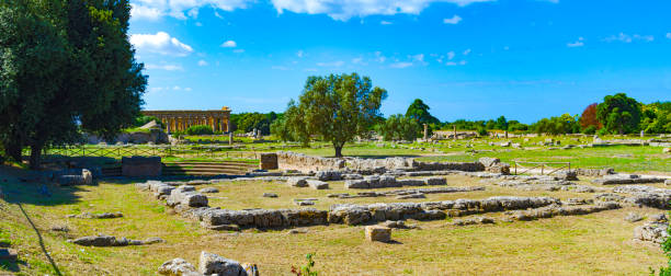 paestum - wpisane na listę światowego dziedzictwa unesco, z jednymi z najbardziej dobrze zachowanych starożytnych greckich świątyń na świecie, włochy. - romanic zdjęcia i obrazy z banku zdjęć