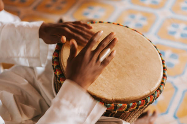 bongos spielen in marokko, afrika. - rhythm section stock-fotos und bilder