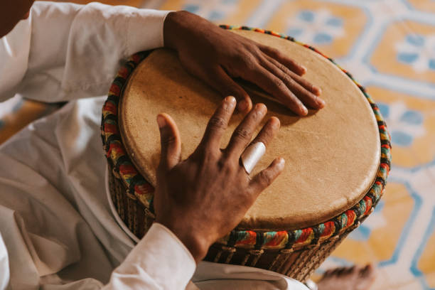 bongos spielen in marokko, afrika. - rhythm section stock-fotos und bilder