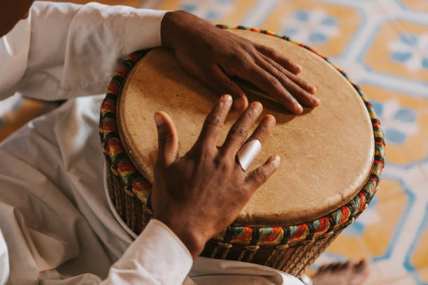 бонго играют в марокко, африка. - reggae стоковые фото и изображения