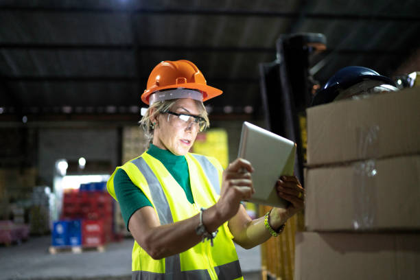 woman using tablet and using bar code reader at warehouse - bar code reader wireless technology computer equipment imagens e fotografias de stock