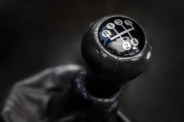dettagli interni dell'auto a leva del cambio manuale - part of vehicle gear knob gearshift foto e immagini stock