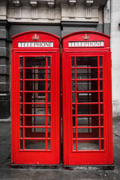 budki telefoniczne na londyńskiej ulicy - capital cities pay phone city cityscape zdjęcia i obrazy z banku zdjęć