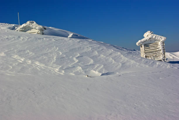 station météorologique couverte de neige sur le dessus de montagne - arctic station snow science photos et images de collection