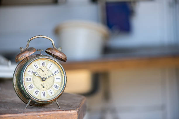 szczegółowo stare budziki - table time clock clock face zdjęcia i obrazy z banku zdjęć