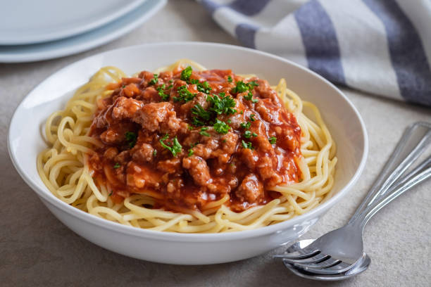 spaghetti bolognese in weißer schüssel - basil bowl cooked cheese stock-fotos und bilder