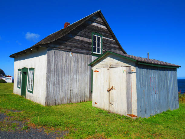 graneros canadienses - son los castillos del país canadá. impresionante, magnífico, insustituible. - shed cottage hut barn fotografías e imágenes de stock