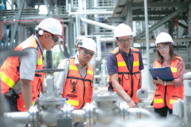 istock Pipelines, oil and engineer 1185435932