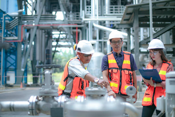 istock Pipelines, oil and engineer 1185435970
