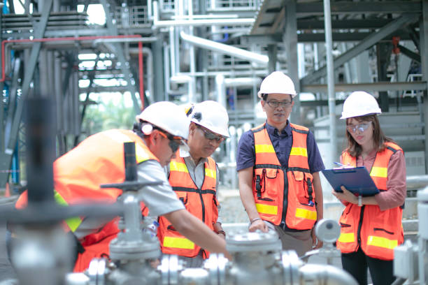 istock Pipelines, oil and engineer 1185435971