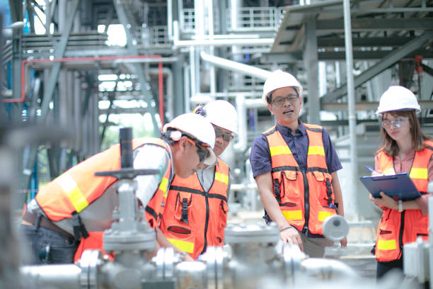 istock Pipelines, oil and engineer 1185435981