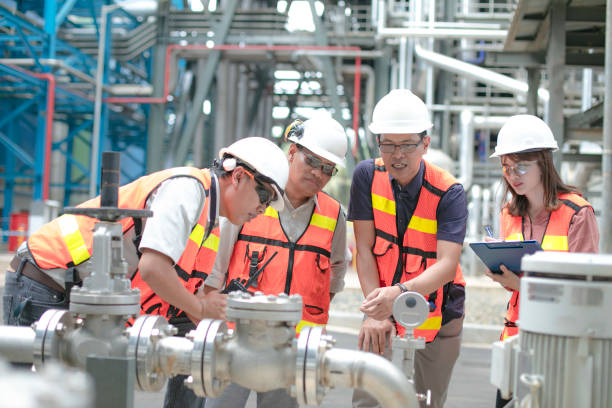 istock Pipelines, oil and engineer 1185436846