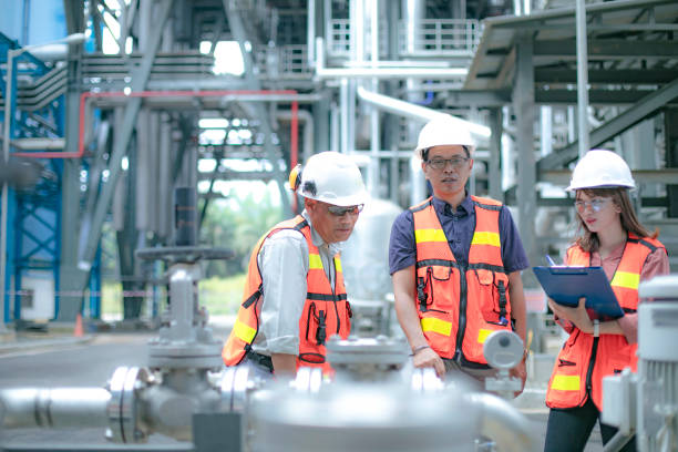 istock Pipelines, oil and engineer 1185436888
