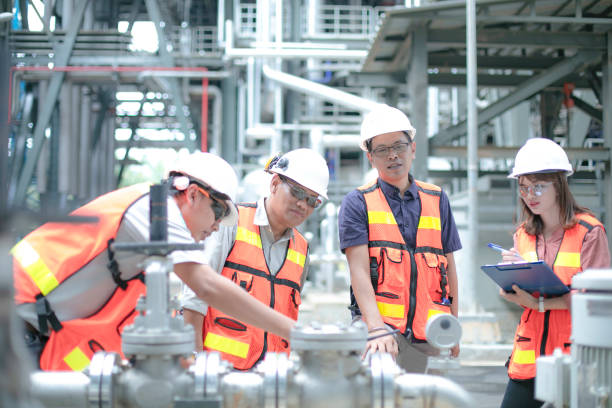 istock Pipelines, oil and engineer 1185436959