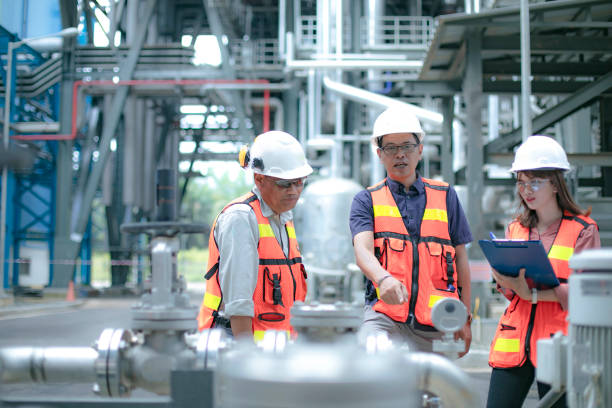 istock Pipelines, oil and engineer 1185436960