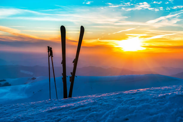 일몰에 겨울 산에서 스키 - ski skiing european alps resting 뉴스 사진 이미지