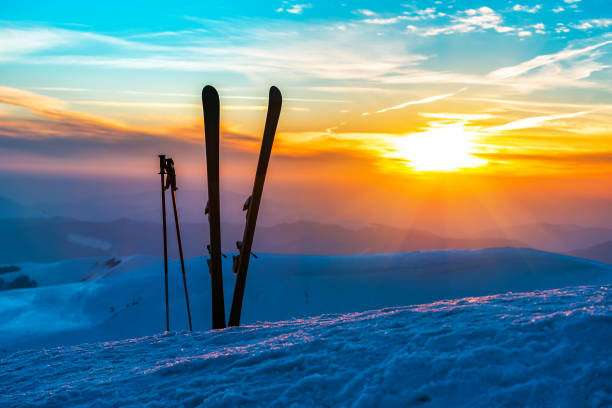 лыжи в зимних горах на закате - ski skiing european alps resting стоковые фото и изображения