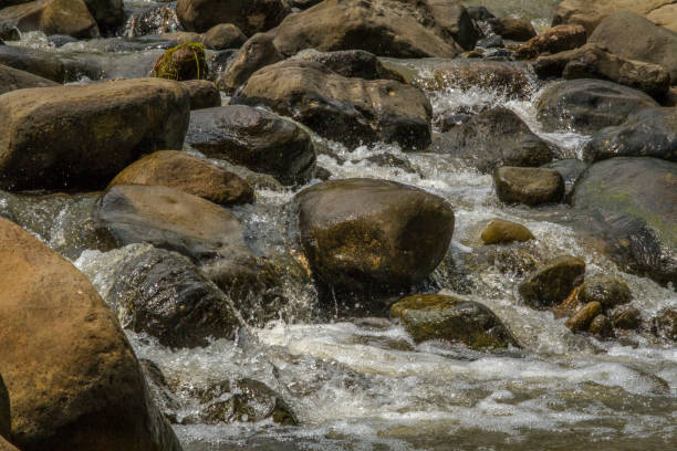 岩とクローズアップ美しい自然の川の水の流れの風景 - natural phenomenon waterfall rock tranquil scene ストックフォトと画像