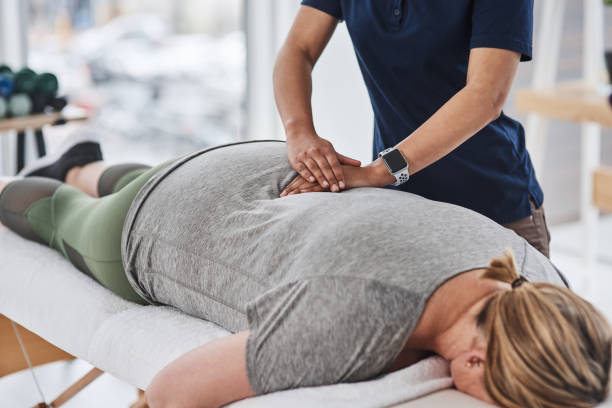 massagen machen den unterschied zu angespannten muskeln - chiropraktiker fotos stock-fotos und bilder