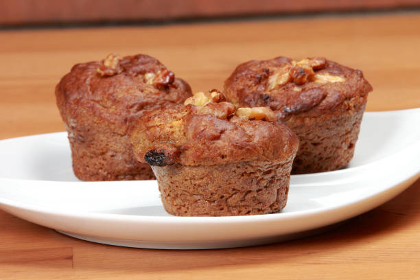 muffin aux pommes et aux groseilles garni d'amandes - little cakes photos et images de collection