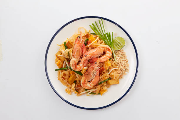 pad thai shrimp in white plate on white backgroud - pad thai imagens e fotografias de stock