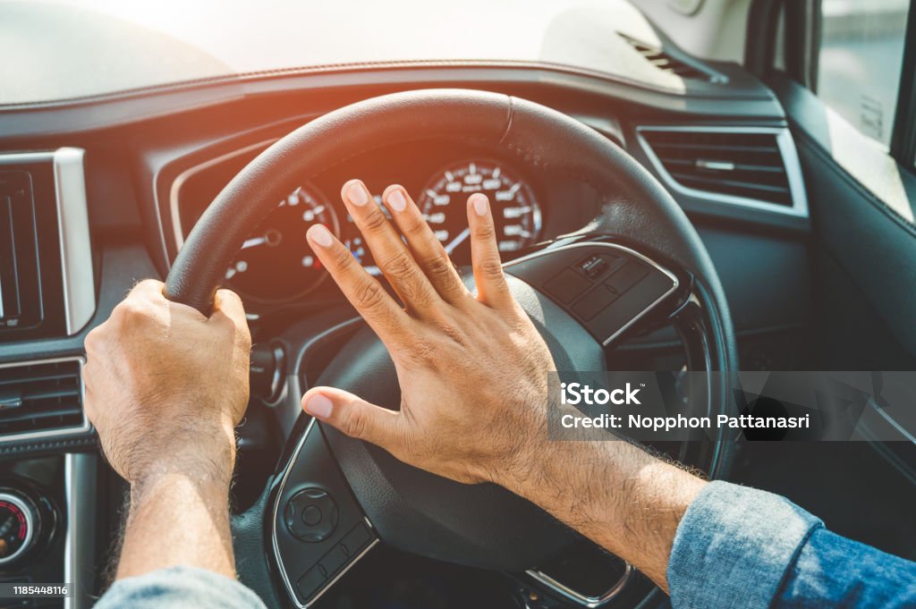 Hand Mann Schieben Autohorn Während Der Fahrt Auto Stockfoto und mehr  Bilder von Autohupe - iStock