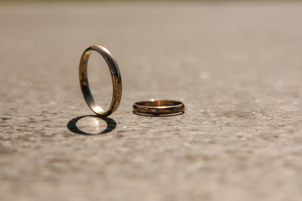 Cerrar anillos de boda girar alrededor en la mesa de piedra - foto de stock