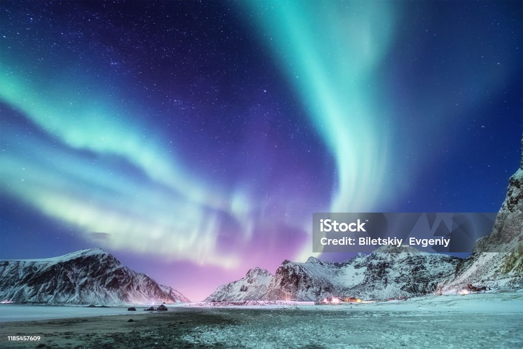 Foto de Aurora Boreal Nas Ilhas Lofoten Noruega Luzes Do Norte Verdes Acima  Das Montanhas Paisagem Do Inverno Da Noite Com Aurora Fundo Natural Na  Noruega e mais fotos de stock de