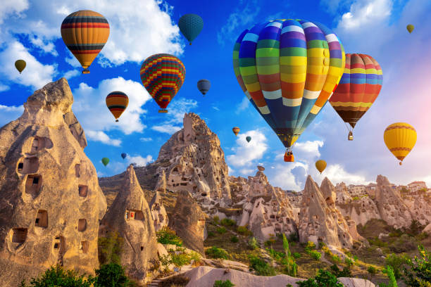 bunte heißluftballon fliegen über kappadokien, türkei. - türkei stock-fotos und bilder