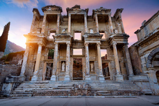 biblioteca de celsus na cidade antiga de eféso em izmir, turquia. - celsus library - fotografias e filmes do acervo