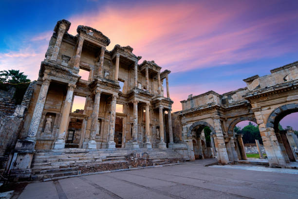 biblioteca de celsus na cidade antiga de eféso em izmir, turquia. - celsus library - fotografias e filmes do acervo