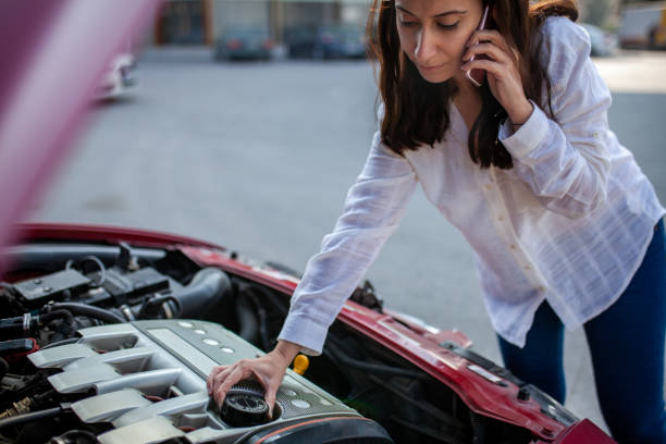 istock Woman calls asking for help when the car break down 1185462558