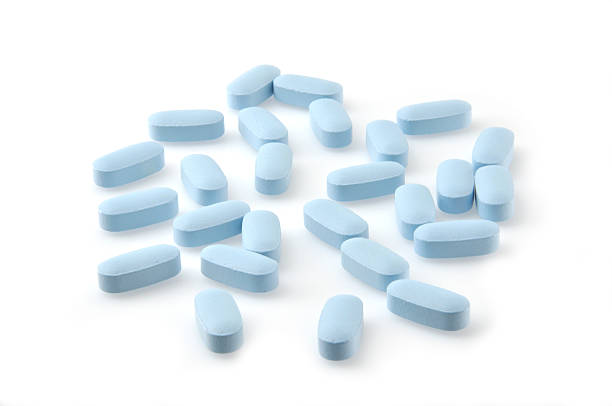 Lek: Niebieskie światło rozproszone pigułki na białym – zdjęcie