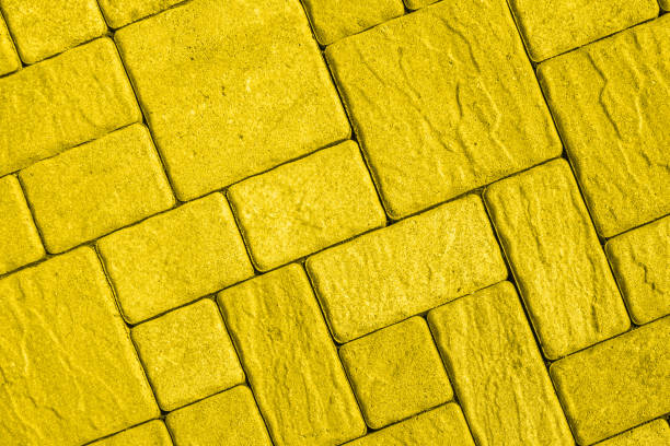 ukośny wzór nawierzchni stonowany w kolorze jasnożółtym - brick yellow road footpath zdjęcia i obrazy z banku zdjęć