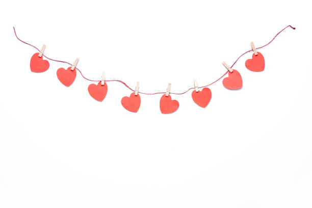 red hearts garland hanging on white background - craft valentines day heart shape creativity imagens e fotografias de stock