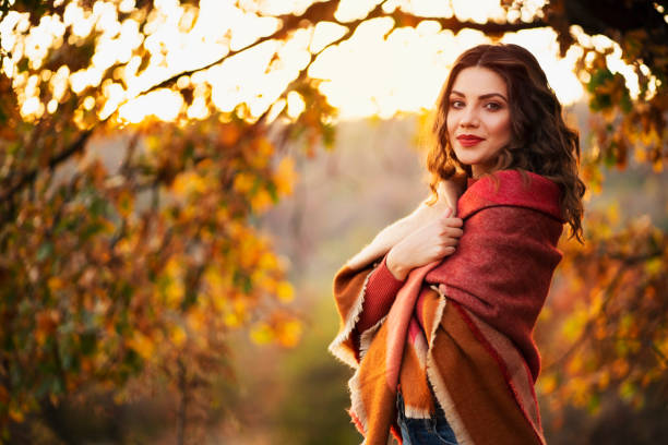 наслаждаясь идеальным осенним днем - women autumn beauty in nature smiling стоковые фото и изображения