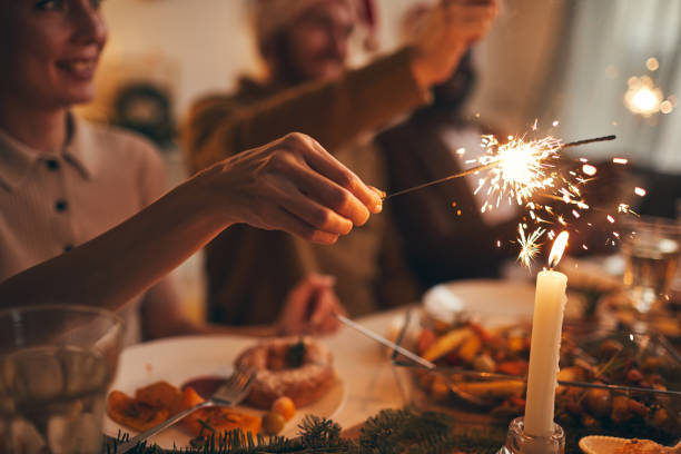 trzymanie ręki sparkler nad stołem - christmas christmas ornament human hand decoration zdjęcia i obrazy z banku zdjęć