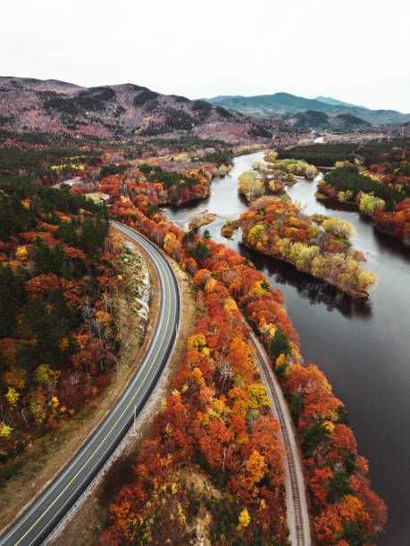 vue aérienne de route d'automne dans le new hampshire - rapid appalachian mountains autumn water photos et images de collection
