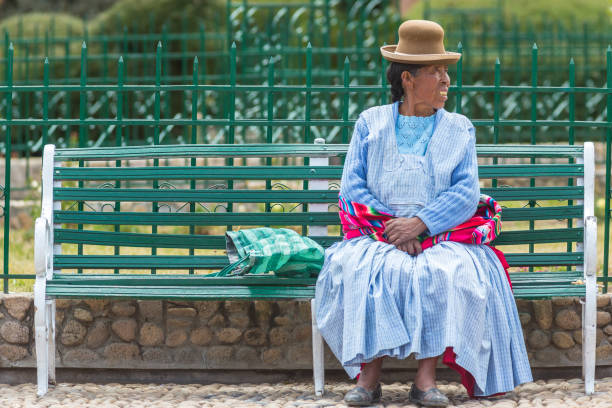 frauen aus ilave stadt in puno, peru - aboriginal art aborigine rock stock-fotos und bilder