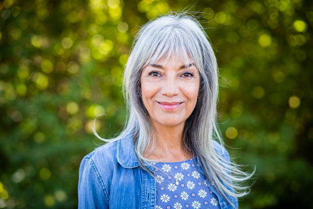 hermosa mujer mayor feliz con el pelo blanco - bangs fotografías e imágenes de stock