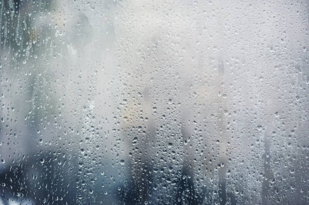 deszczowe tło, krople deszczu na oknie, jesienne tło sezonu, abstrakcyjna tapeta teksturowana - drop water condensation glass zdjęcia i obrazy z banku zdjęć