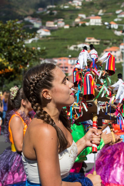 femme utilisant dans le costume coloré au festival de vin de madère dans estreito de camara de lobos, madère, portugal - madeira portugal vineyard traditional culture photos et images de collection