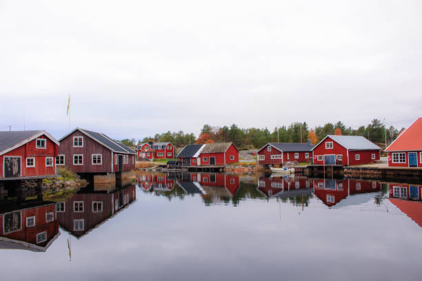 istock Swedish red lake houses 1185479695