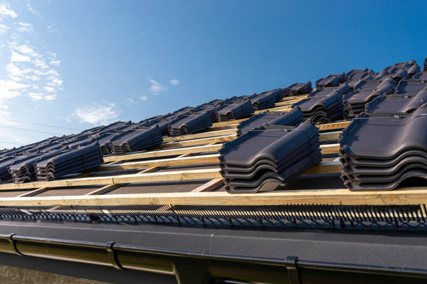 teja de cerámica de techo dispuesta en paquetes en el techo en el techo battens. preparación para la colocación de tejas. - roof batten fotografías e imágenes de stock