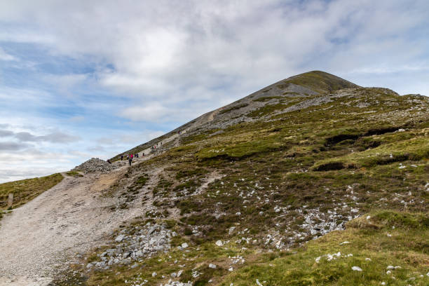 тропа, скалы и растительность на горе кроа патрик - croagh patrick стоковые фото и изображения