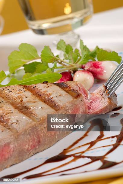 Filete De Atún A La Parrilla Foto de stock y más banco de imágenes de Alimento - Alimento, Cocido a la parrilla, Color - Tipo de imagen