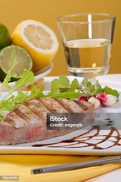 Gegrilltes Thunfischsteak Stockfoto und mehr Bilder von Blattgemüse - Blattgemüse, Essbare Verzierung, Farbbild