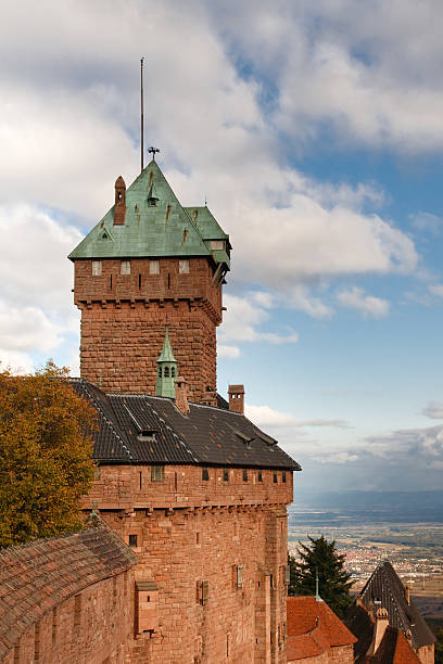 castillo de haut koenigsbourg, de alsacia, francia - koenigsburg fotografías e imágenes de stock